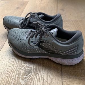 Brooks Ghost 13 gray and purple running shoes